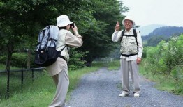 娱乐吃瓜酱老人徒步,探寻老人徒步的乐趣与人生哲学